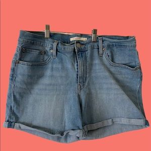 LEVI’S DENIM MID LENGTH SHORTS SIZE 32